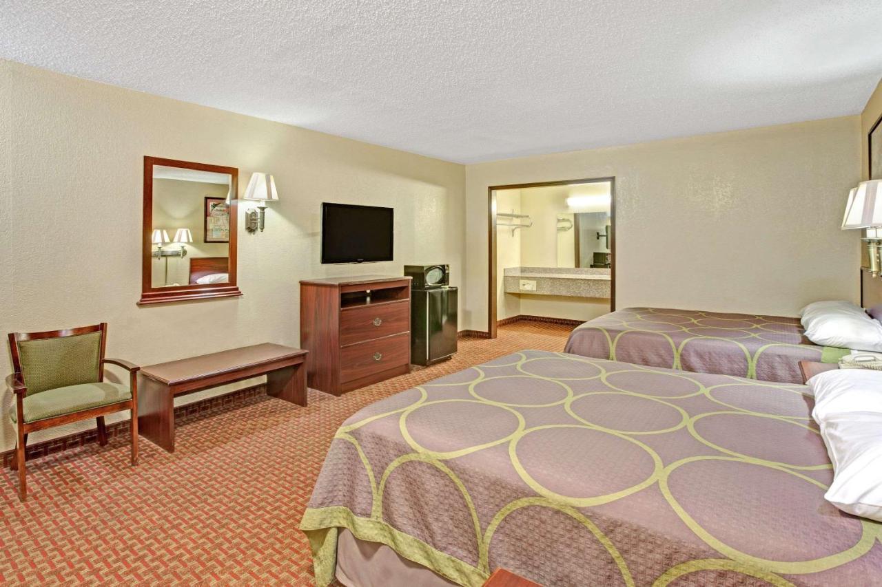 Super 8 By Wyndham Shawnee Hotell Eksteriør bilde