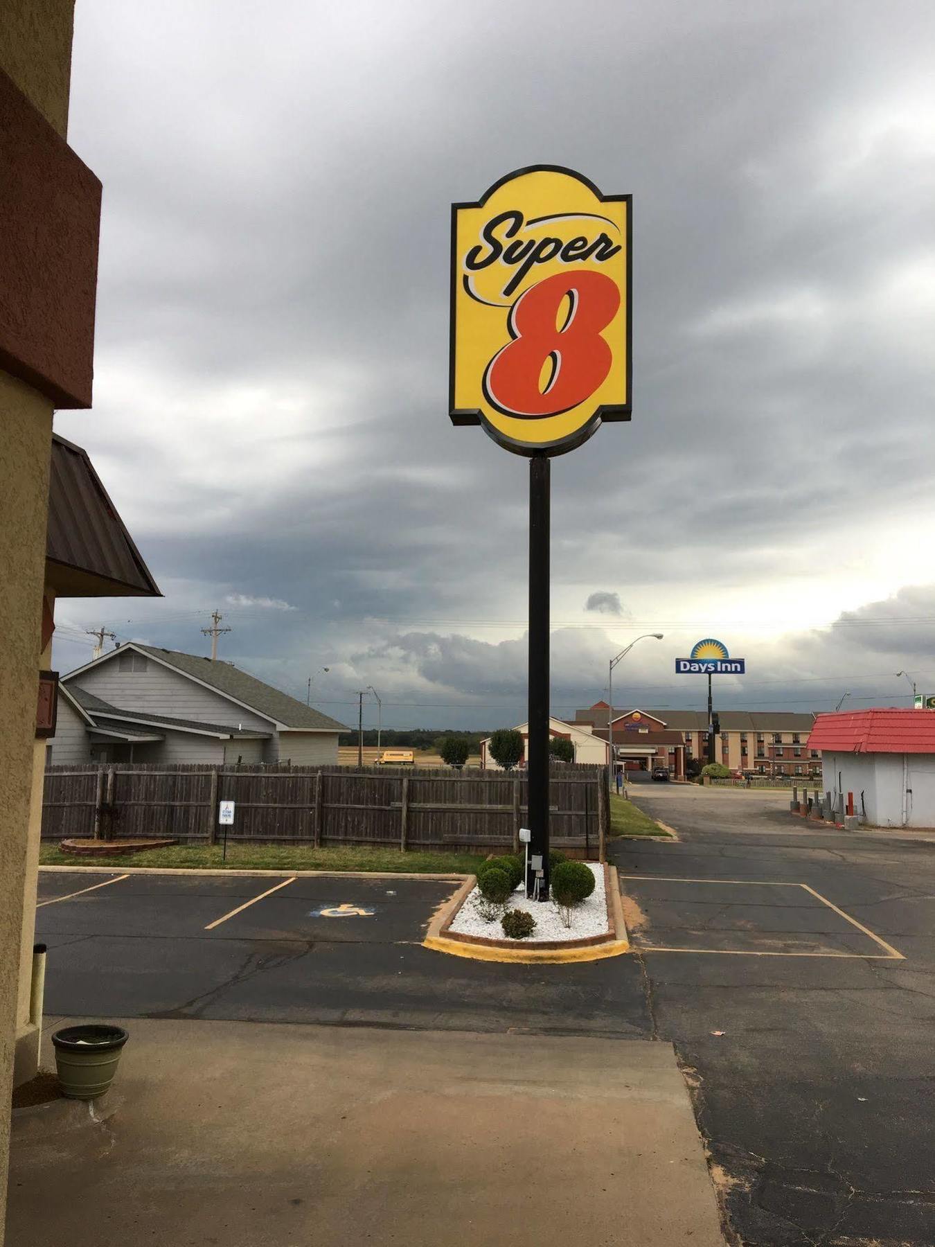 Super 8 By Wyndham Shawnee Hotell Eksteriør bilde