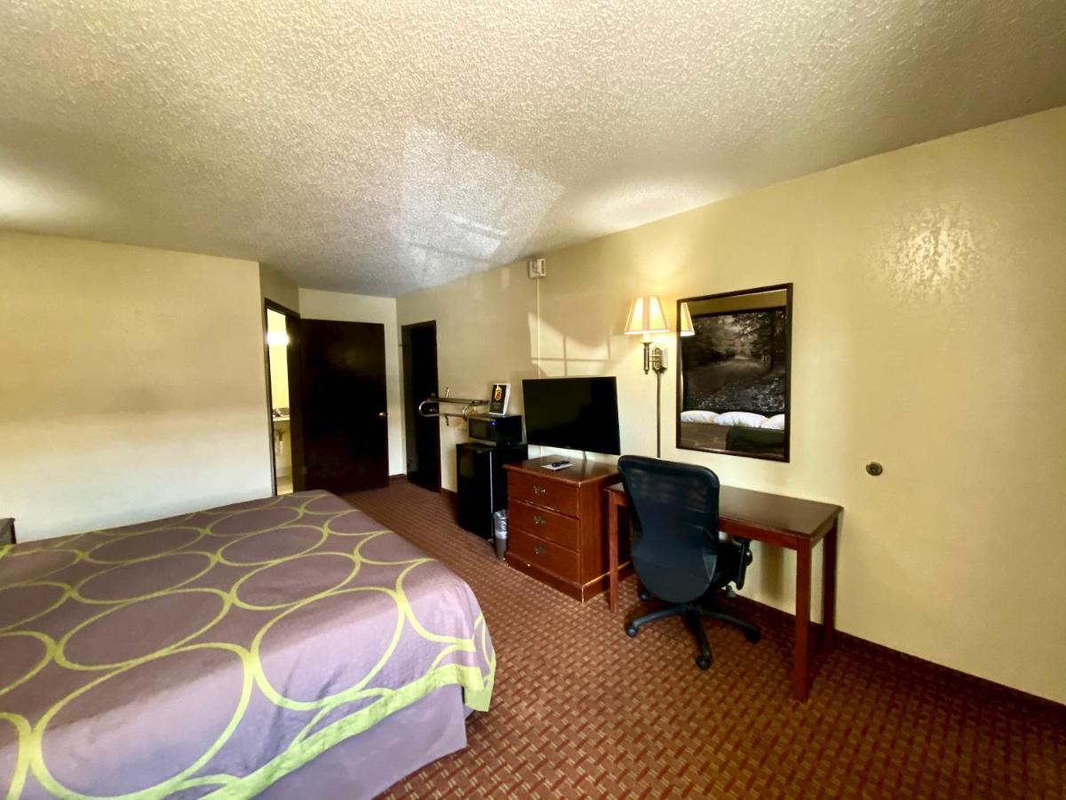 Super 8 By Wyndham Shawnee Hotell Eksteriør bilde