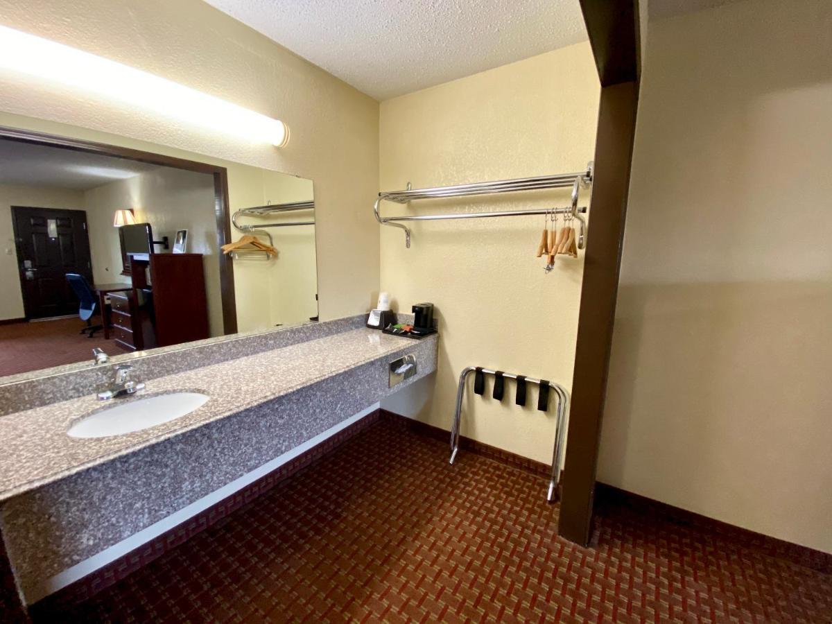 Super 8 By Wyndham Shawnee Hotell Eksteriør bilde