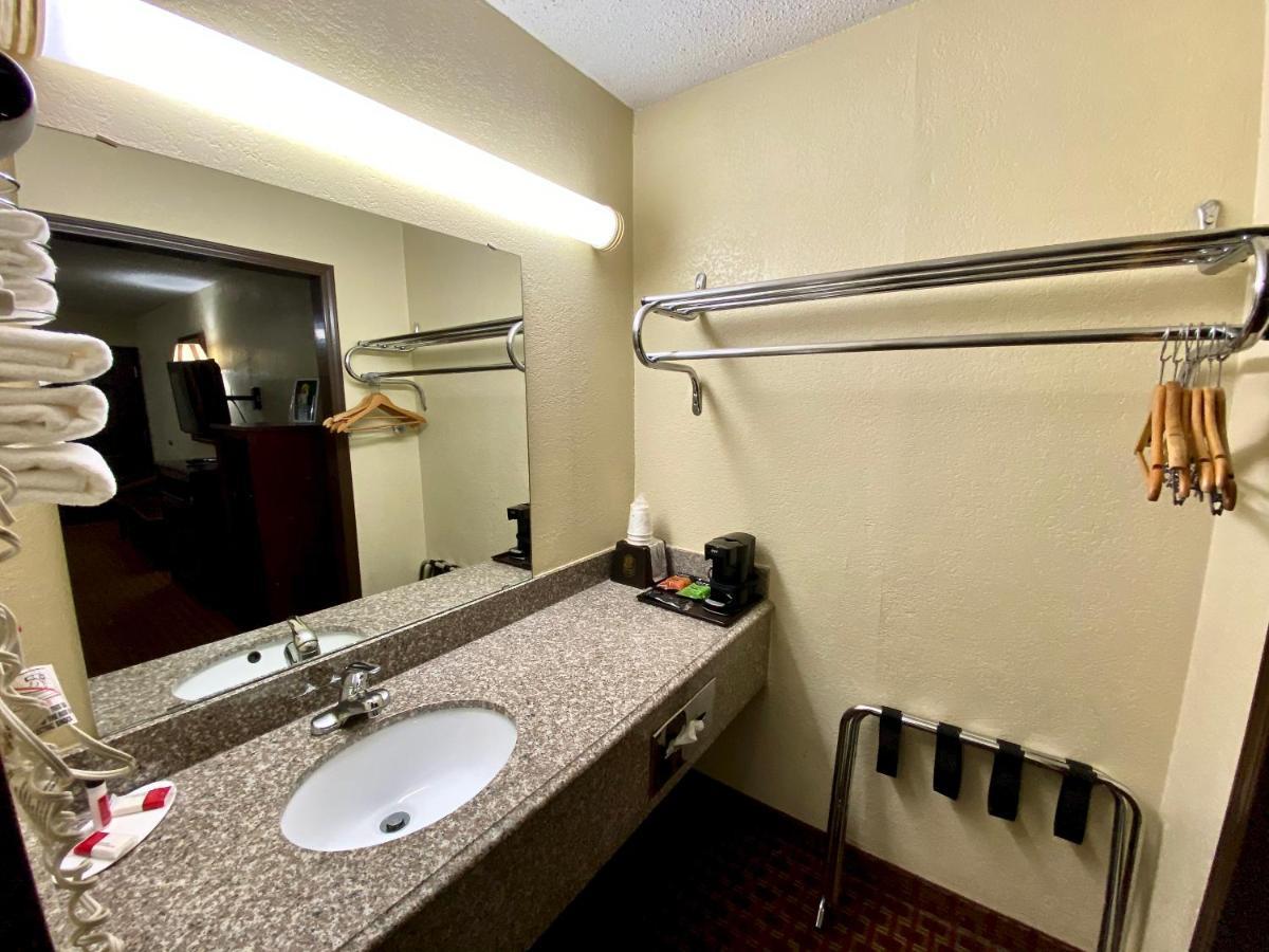 Super 8 By Wyndham Shawnee Hotell Eksteriør bilde